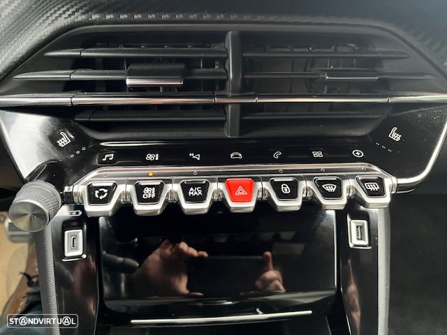 Peugeot e-208 GT - 14