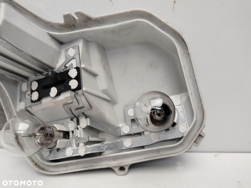 AUDI A4 B7 KOMBI WKŁAD GNIAZDO LAMPY PRAWY TYŁ 484062R - 3