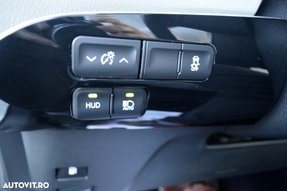 Toyota Prius (Hybrid) Sol Plus - 26