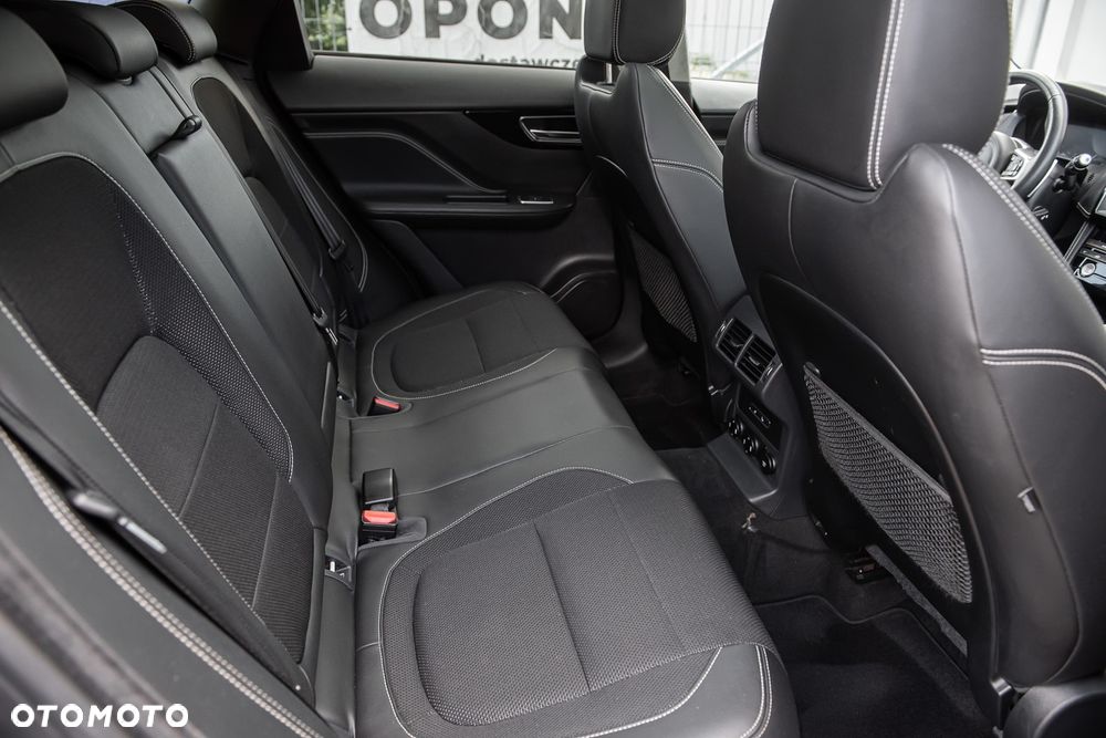 Jaguar F-Pace P250 AWD R-Dynamic S - 33