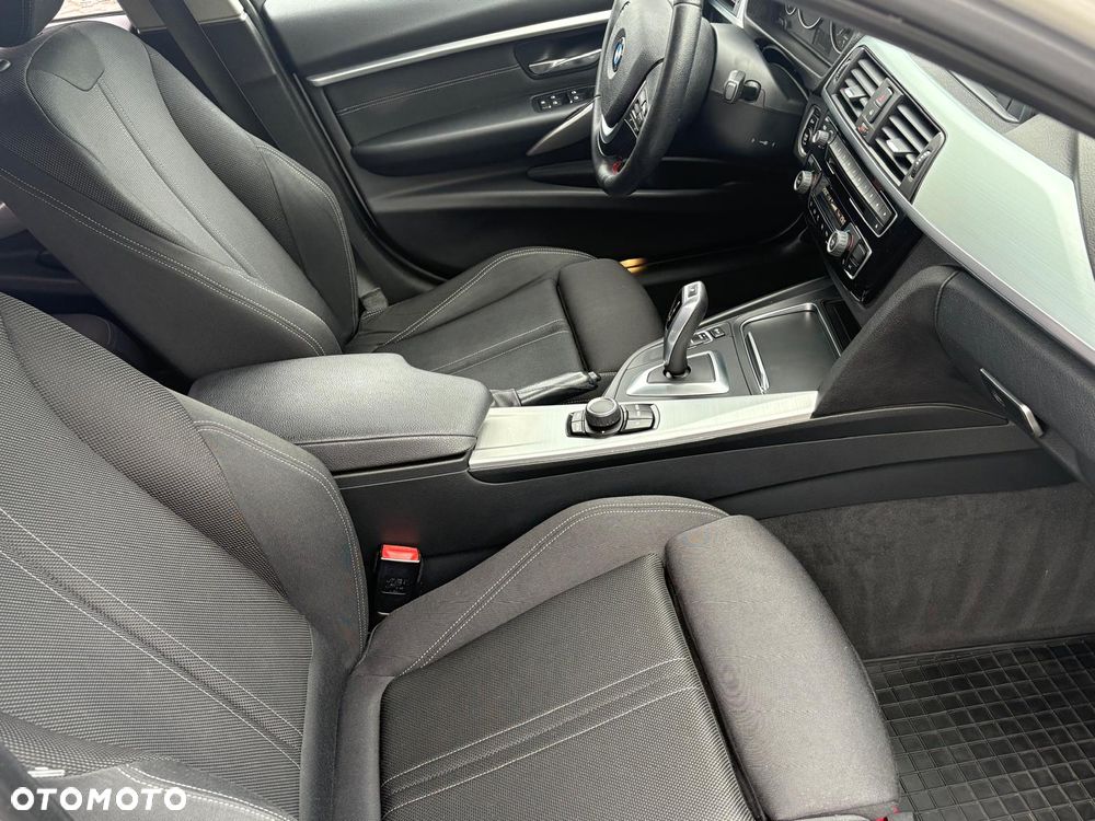 BMW Seria 3 318i M Sport - 13