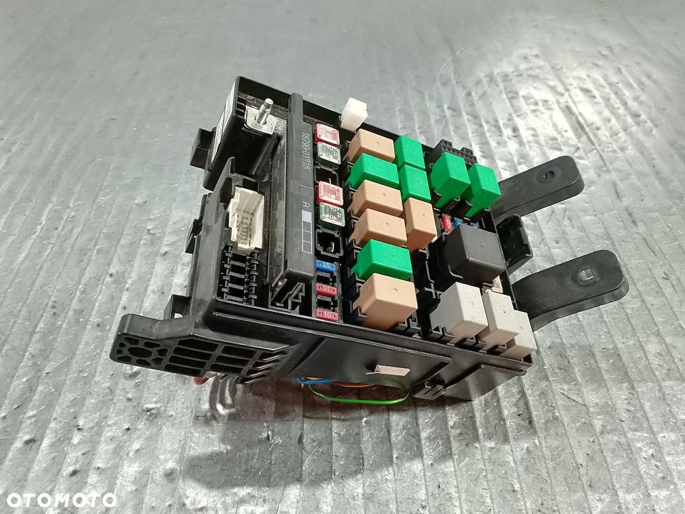 SKRZYNKA BEZPIECZNIKÓW WEWNĘTRZNA KIA SPORTAGE III 91451-3U484 1.7 CRDI - 1
