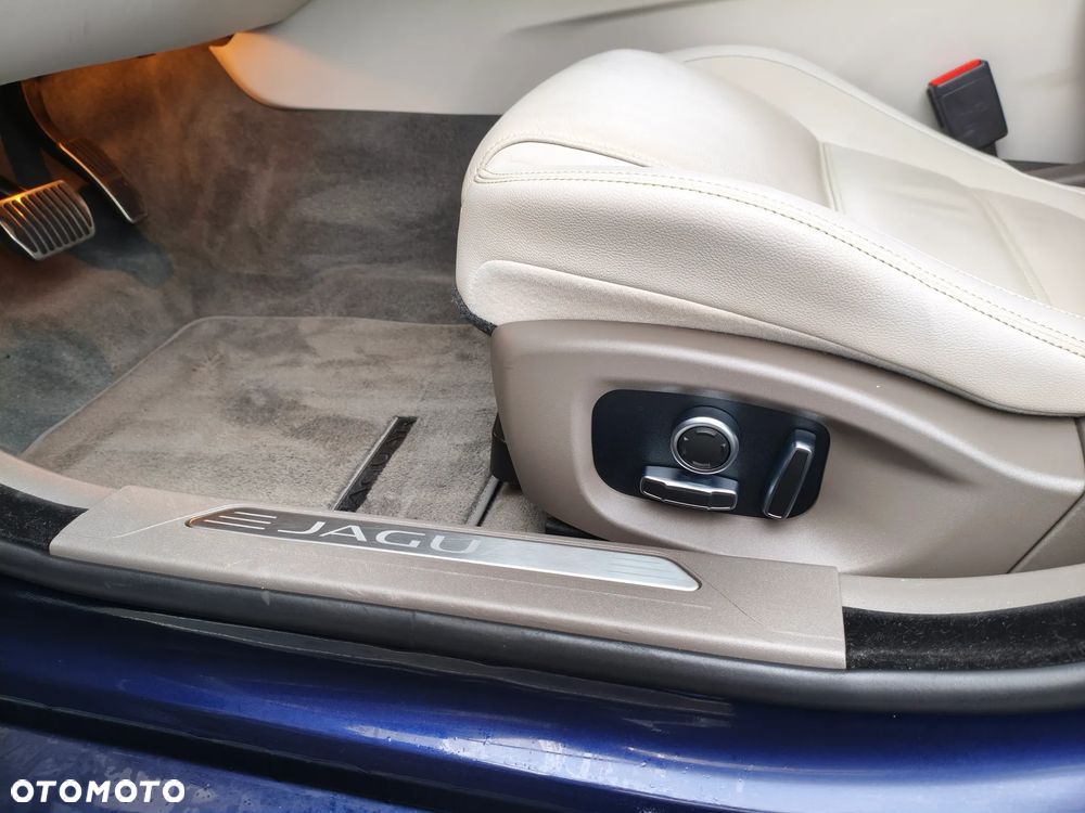 Jaguar XE 2.0 T Prestige - 11