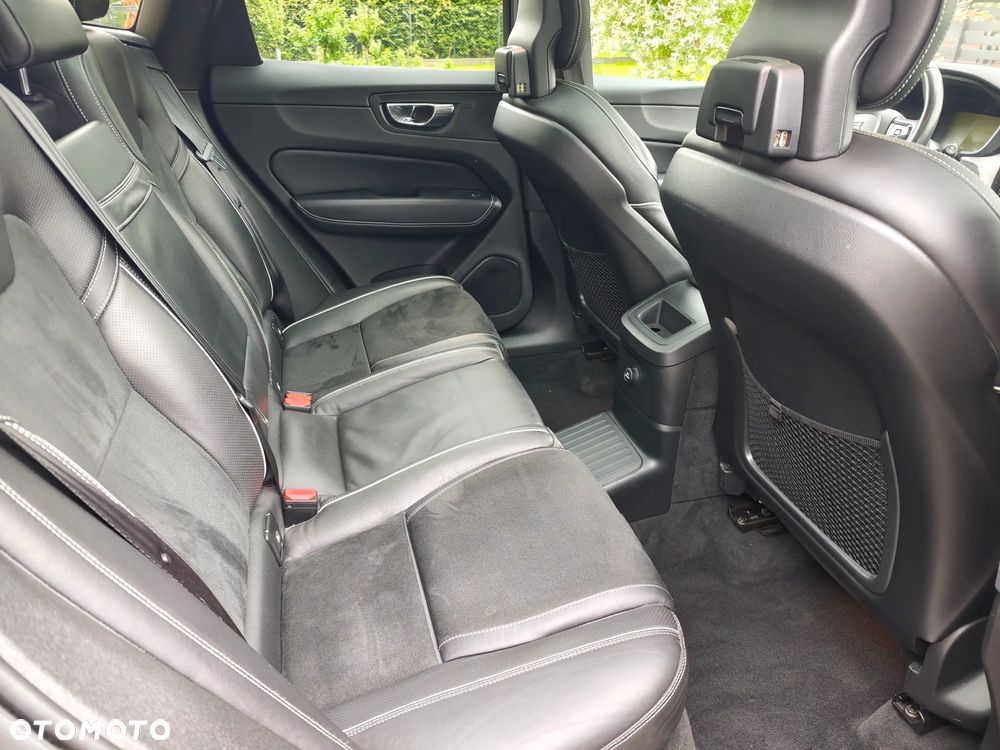 Volvo XC 60 T8 AWD Recharge Geartronic RDesign Expression - 34