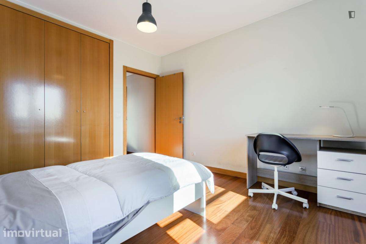Quarto - localizado em Pedrouços Porto - Grande imagem: 3/9