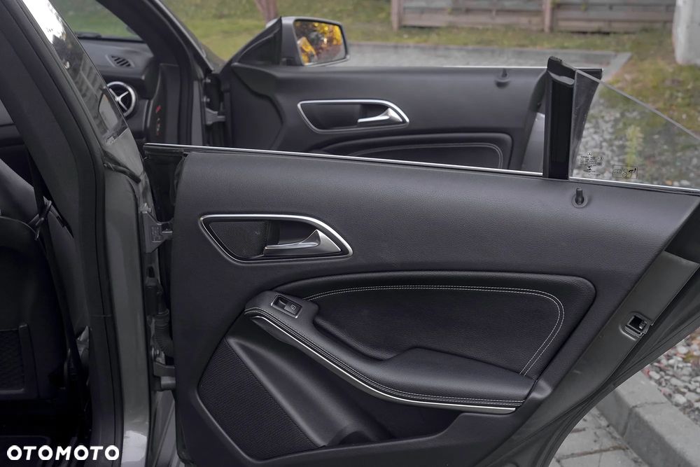 Mercedes-Benz CLA 180 AMG Line - 34