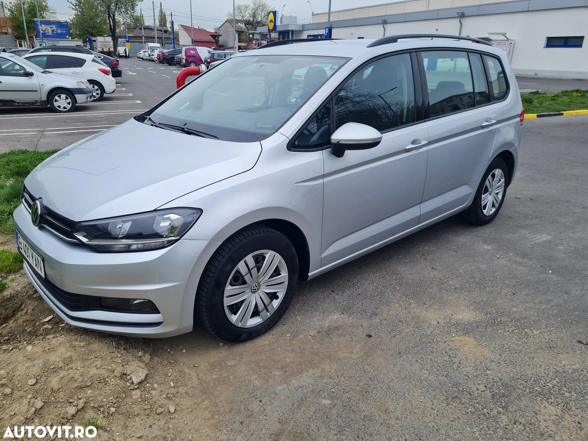 Volkswagen Touran 1.6 TDI Comfortline - 1