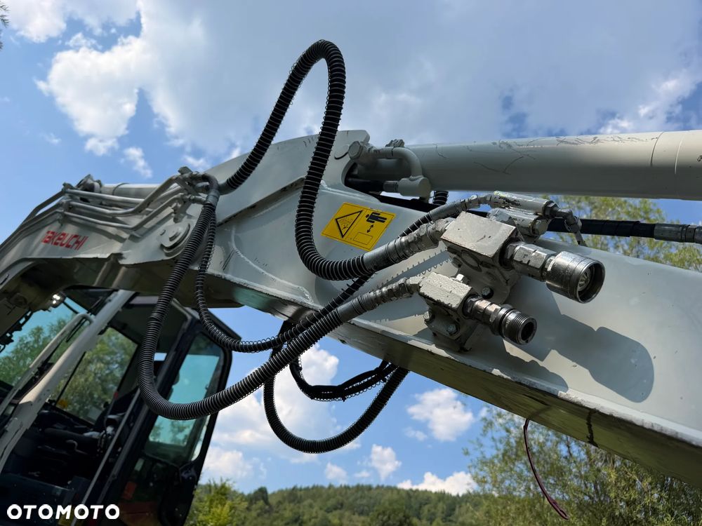 Takeuchi TB 260 Japońska Koparka Gąsienicowa 6 ton. Szybka maszyna i potężna moc. jak Nowa z Salonu 2020 rok. Niski Przebieg-2800mtg. KLIMATYZACJA. Nagłośnienie. Łyżka skarpowa oraz kopiąca. Szybko-złącze hydrauliczne. Yanmar silnik 4 cylindry! Maszyna z Norwegii. ani deka luzów i wycieków! OKAZJA Linia Hydr podwójna. Plus .Długie ramię PLUS. Oświetlenie LED dodatkowe. Zamki na tłokach. Wielka Okazja! Pełne sterowanie z dżojstików!! Aktualna DEKRA! - 23