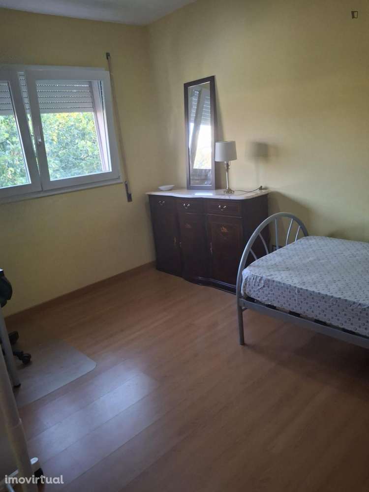Quarto - localizado em Alto de São João Coimbra - Grande imagem: 2/9