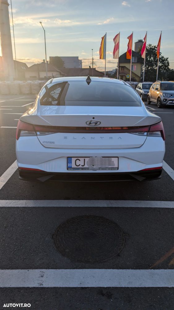 Hyundai Elantra - 35