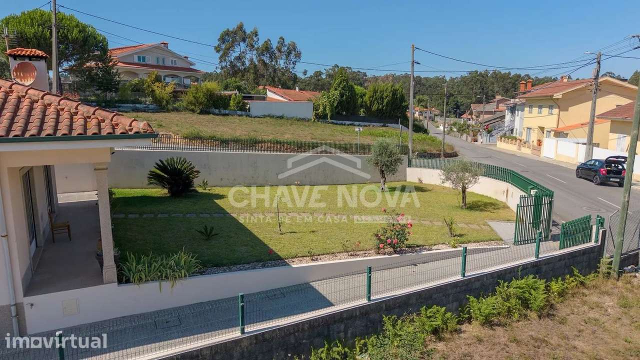 Moradia T4 Térrea de 4 Frentes com Amplo Terreno, Cave e Garagem - Grande imagem: 4/25