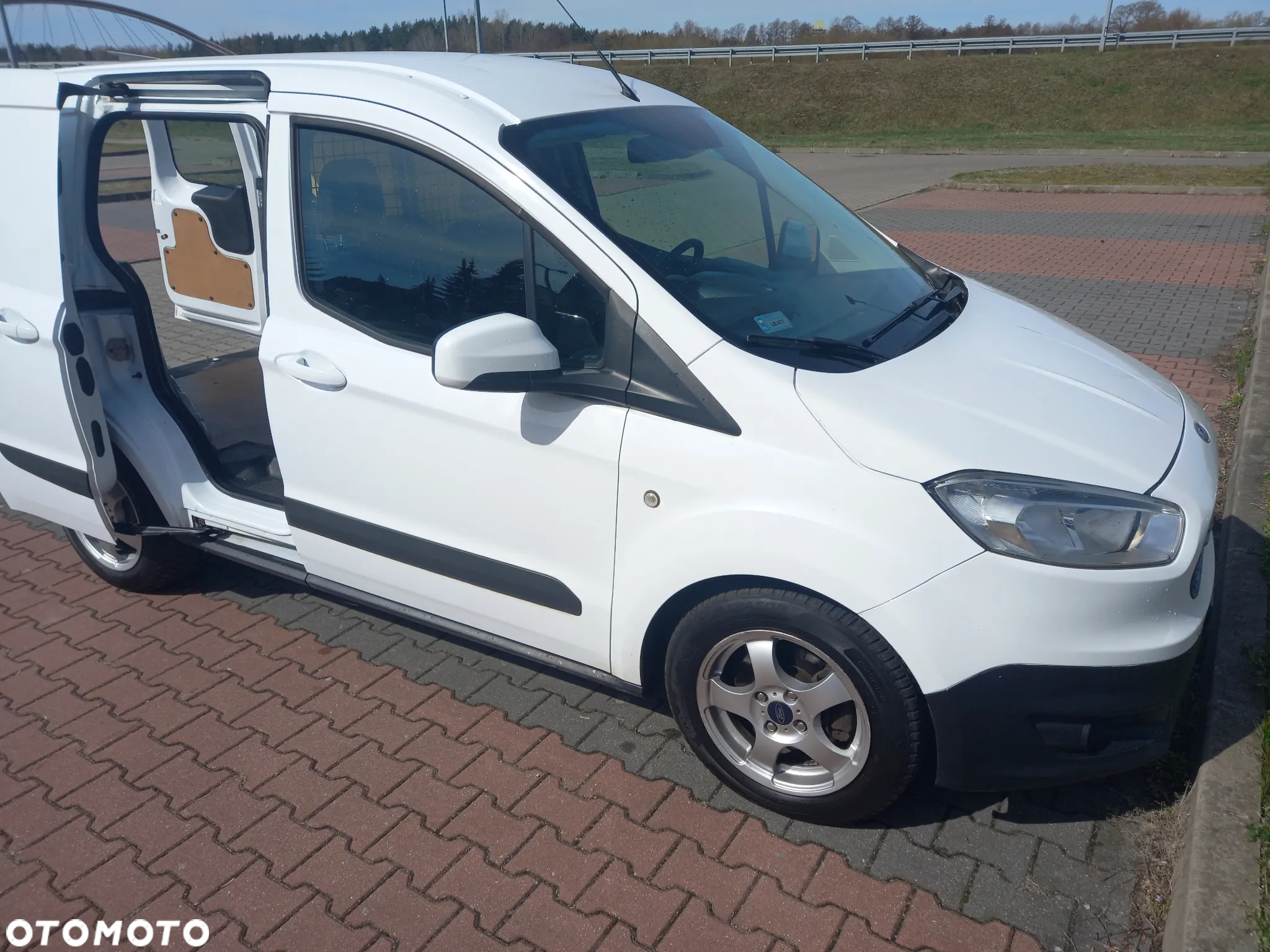 Ford Transit Courier EcoBoost - 8