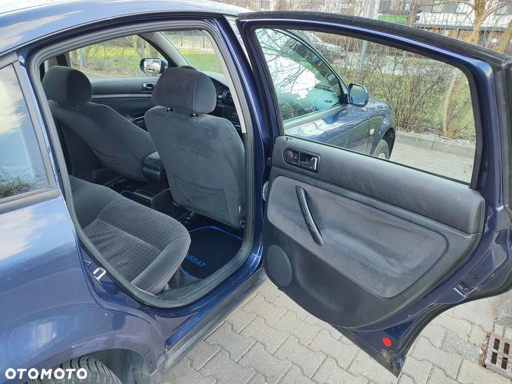 Volkswagen Passat 1.6 GL - 12