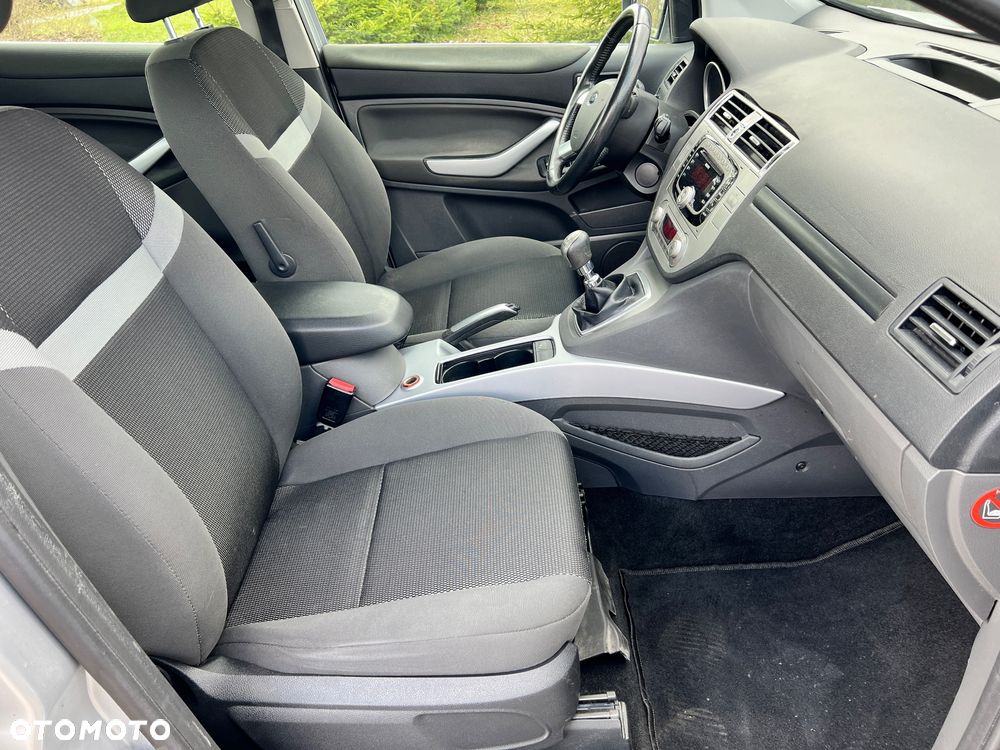 Ford Kuga 2.0 TDCi 2x4 Titanium - 16