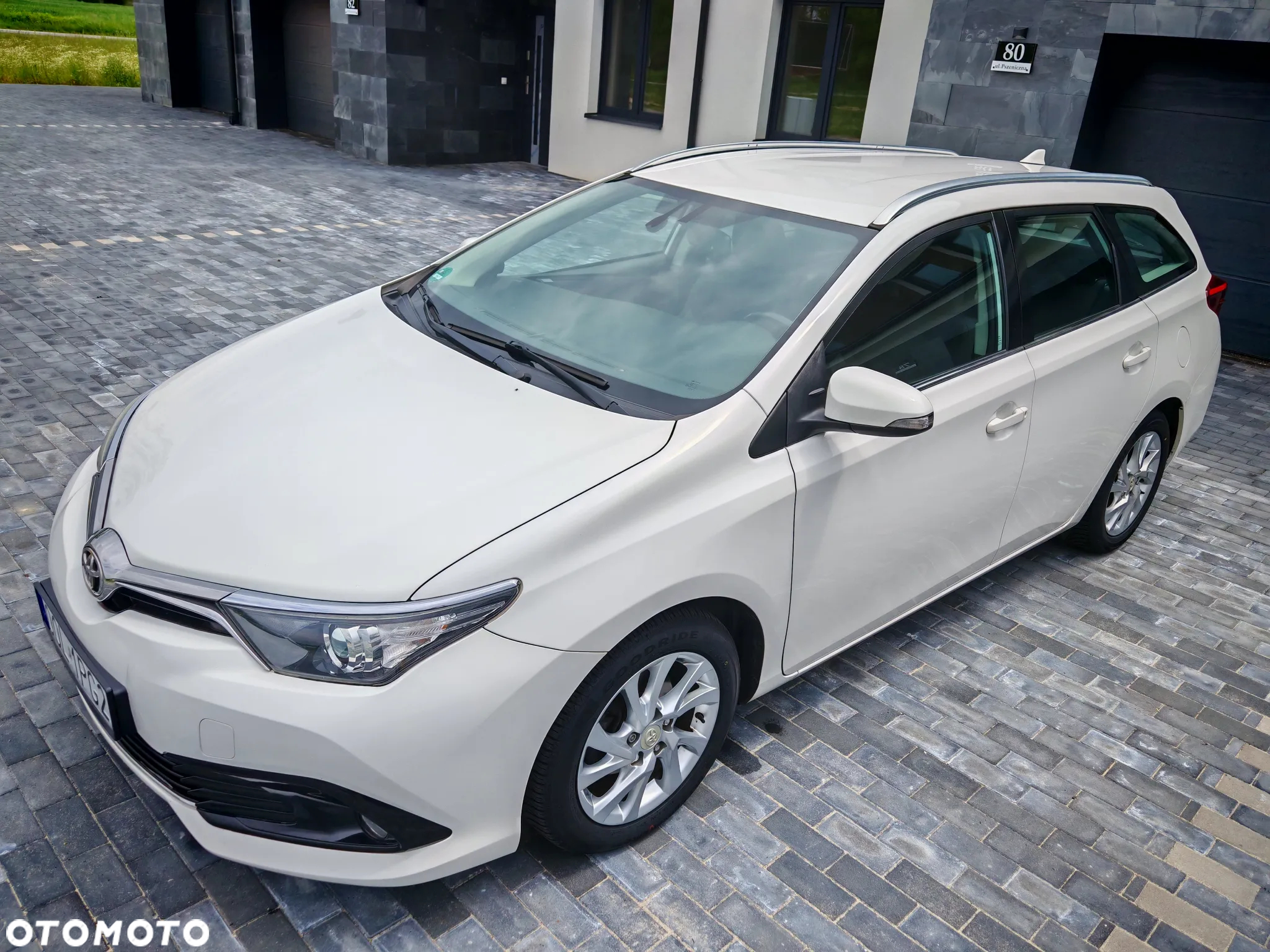 Toyota Auris 1.6 D-4D Premium - 4