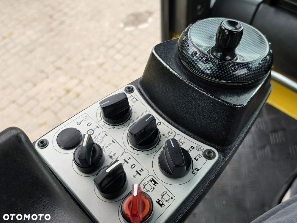 Bomag BW 154 AP-4i AM / rozsiewacz BS150 - 25