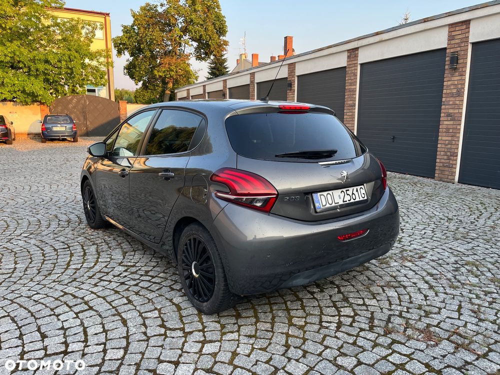 Peugeot 208 - 5