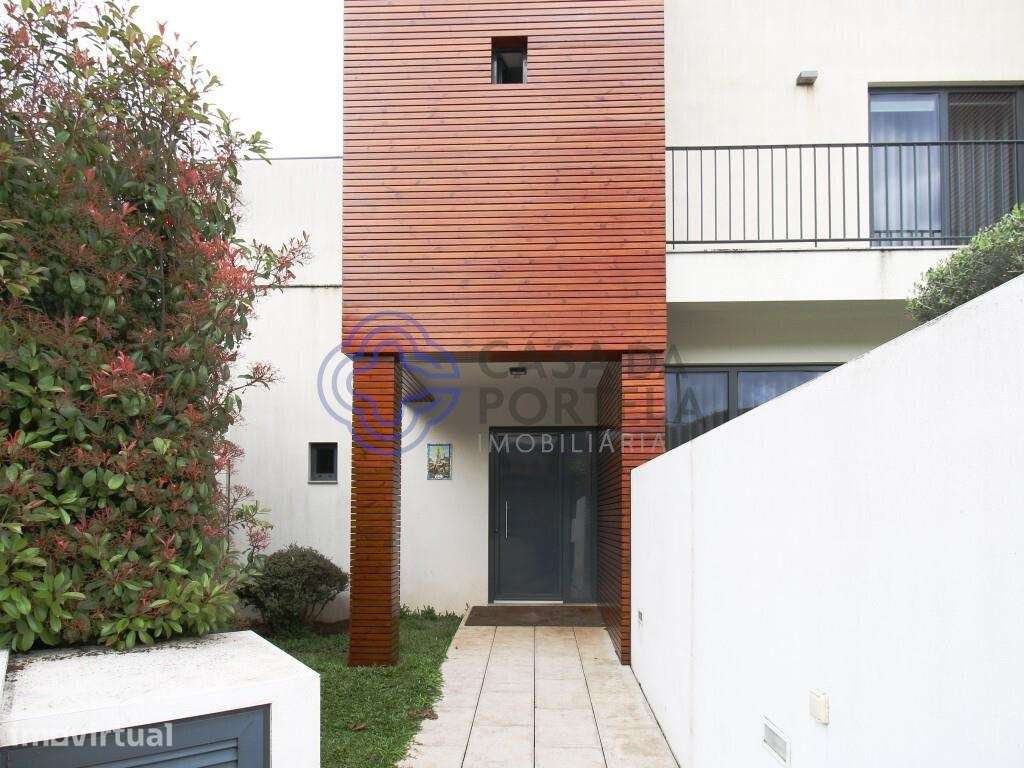 Moradia T4, 3 frentes, painel solar, suite, jardim/terraço, box 40m2, - Grande imagem: 2/48