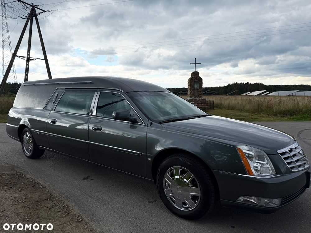 Cadillac DTS - 5