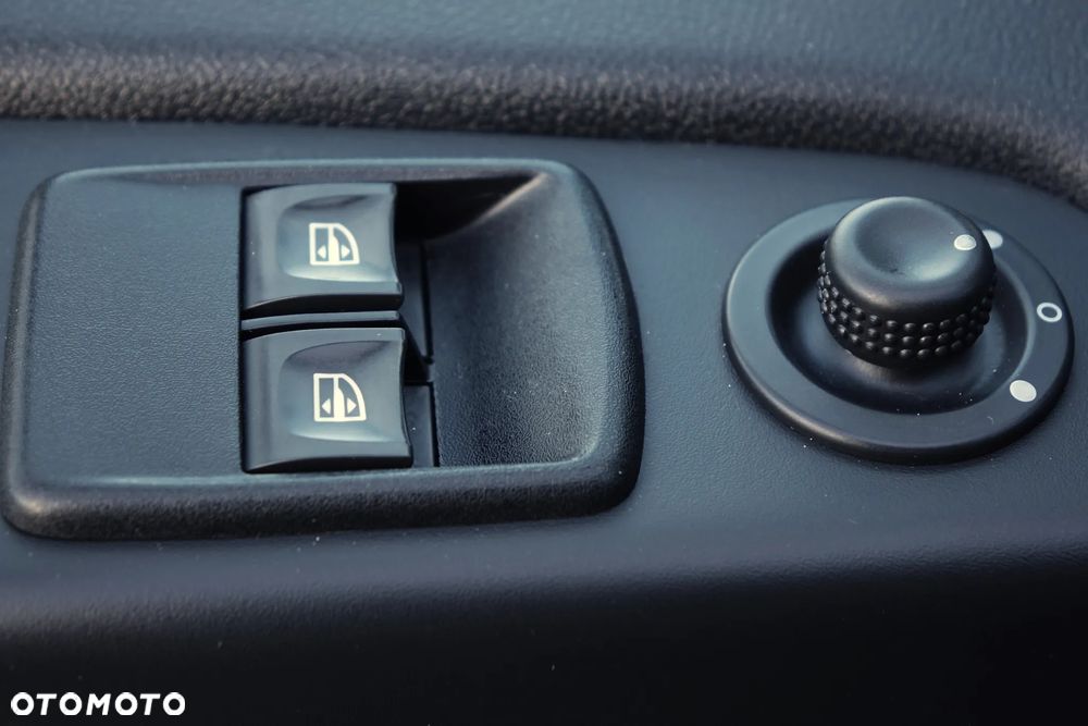 Opel Vivaro 3-osobowy L1H1 bardzo ładny - 19