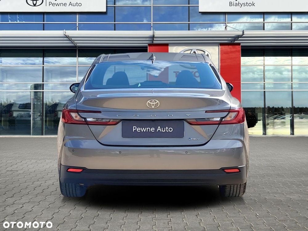 Toyota Camry - 4