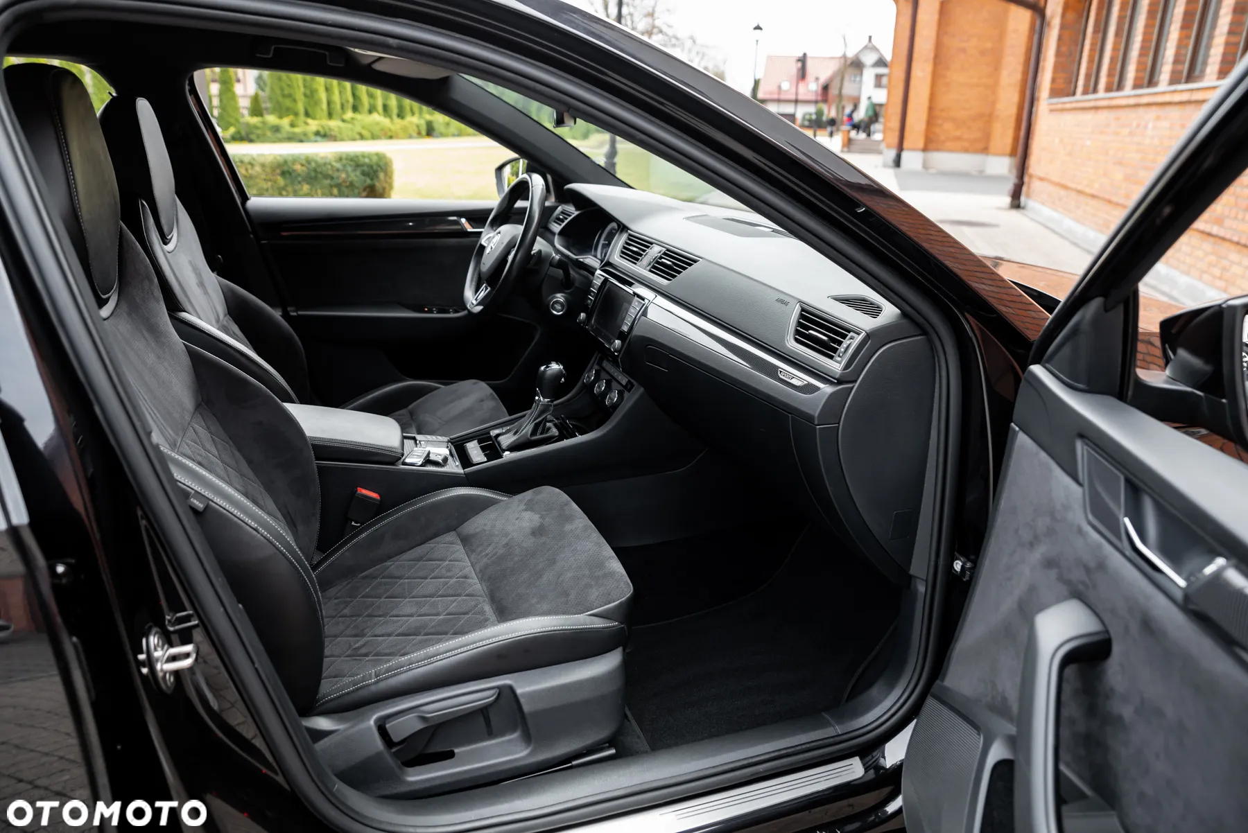 Skoda Superb 2.0 TDI DSG Sportline - 25