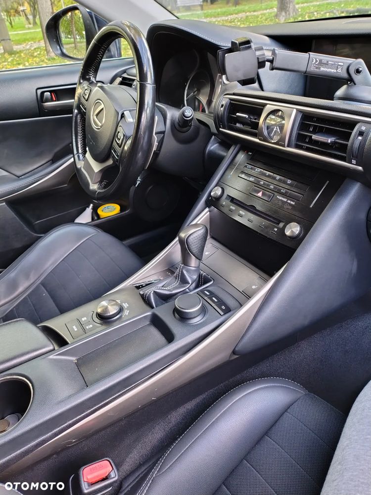 Lexus IS 300h Elegance - 10