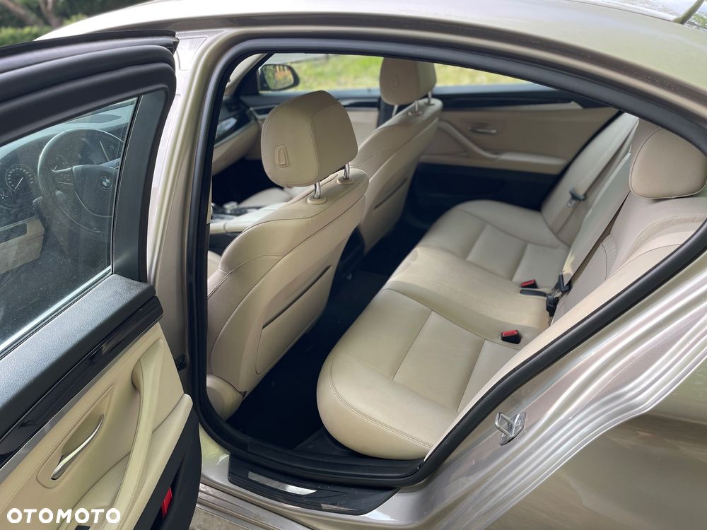 BMW Seria 5 525d xDrive - 9