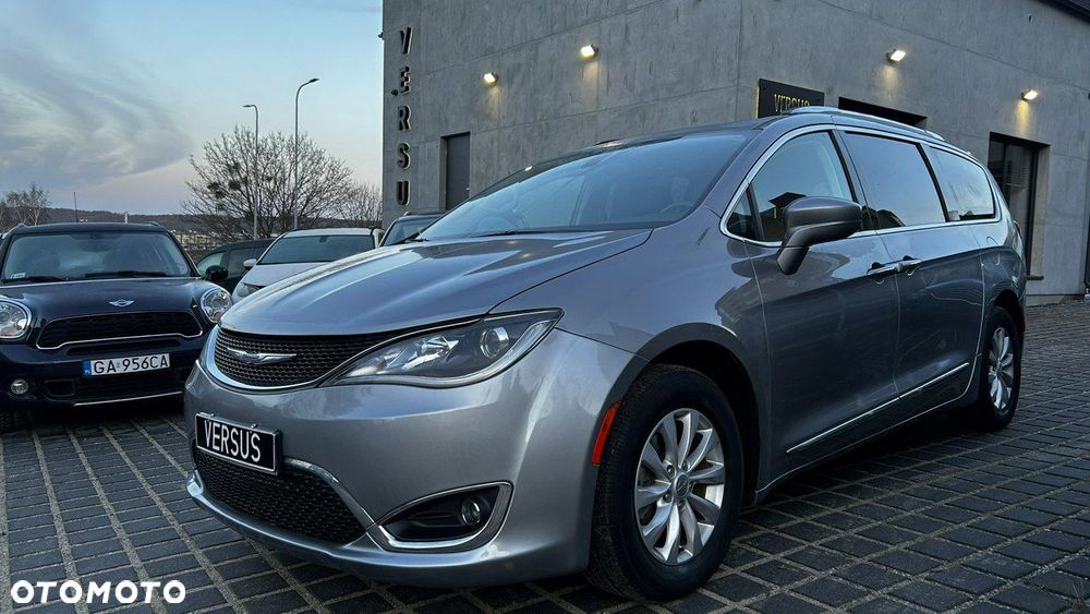 Chrysler Pacifica - 2