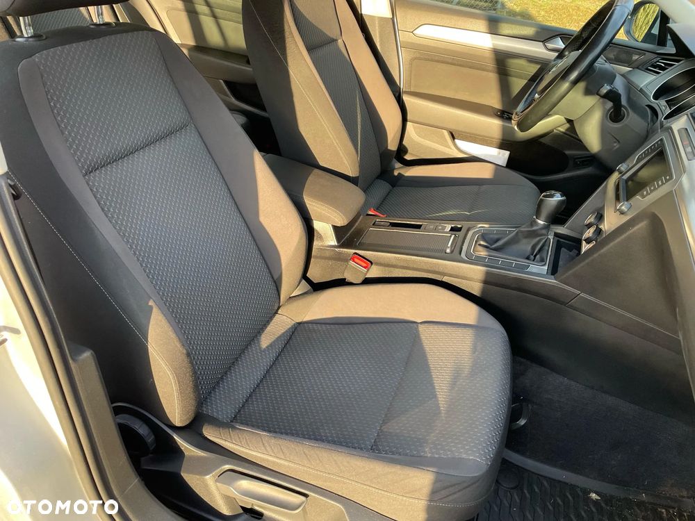 Volkswagen Passat 1.6 TDI BMT Trendline - 21