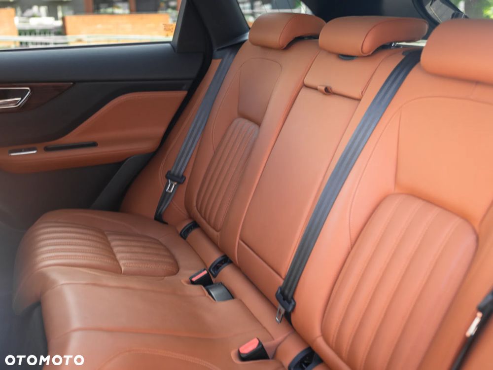 Jaguar F-Pace 2.0 i4P AWD Prestige - 34