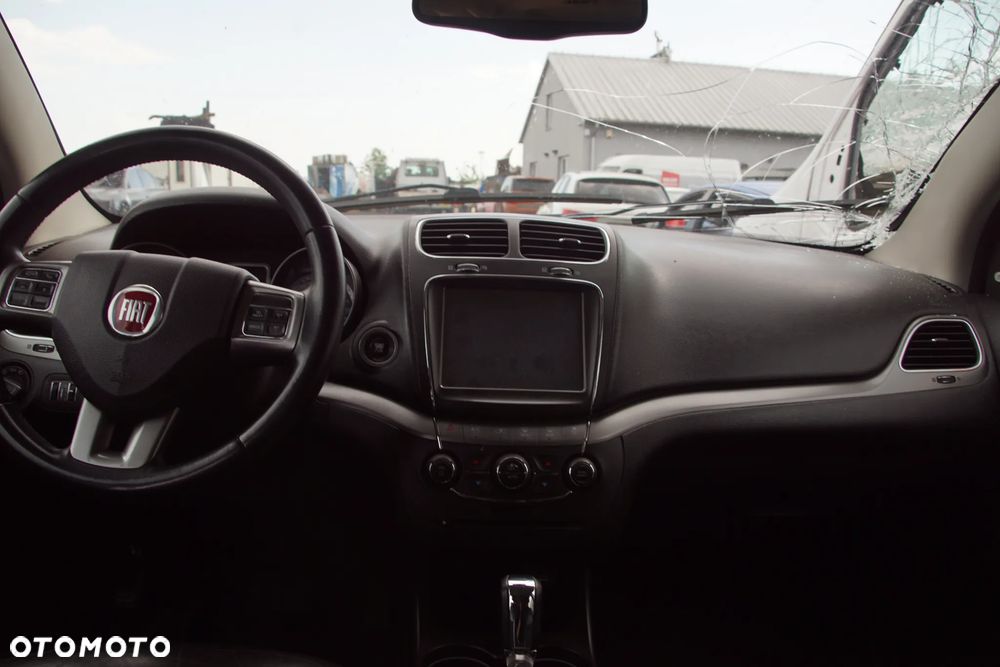 Auto na części - Fiat Freemont 2.0 MultiJet 170 KM 939B5000 62TE PRM 2015R Silnik Skrzynia Drzwi Maska Błotnik Zderzak Klapa Lampa Lusterko Klamka Szyba Deska Kokpit Sterownik Moduł Czujnik Licznik Wyświetlacz Panel Kierownica - 17