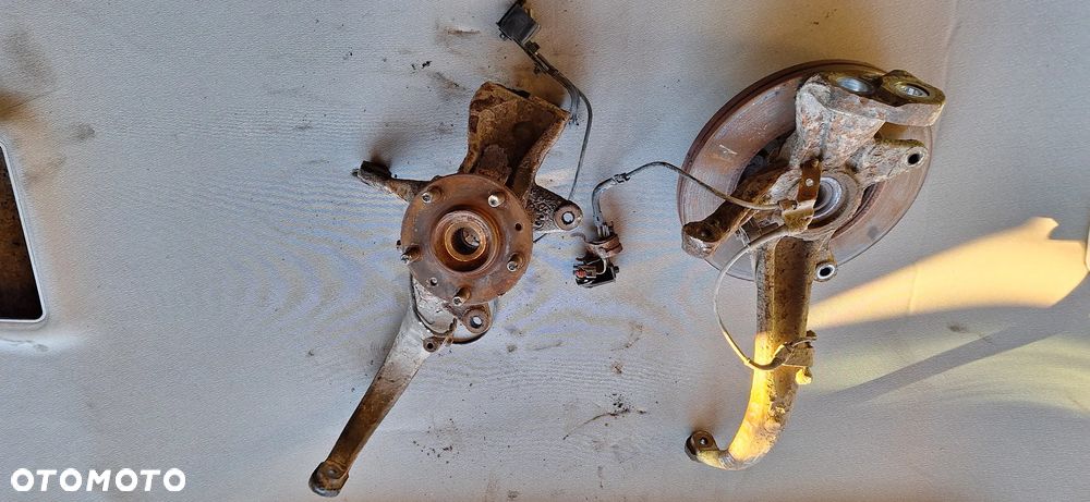 Zwrotnica prawa lewa mazda 6  2.3 b - 2