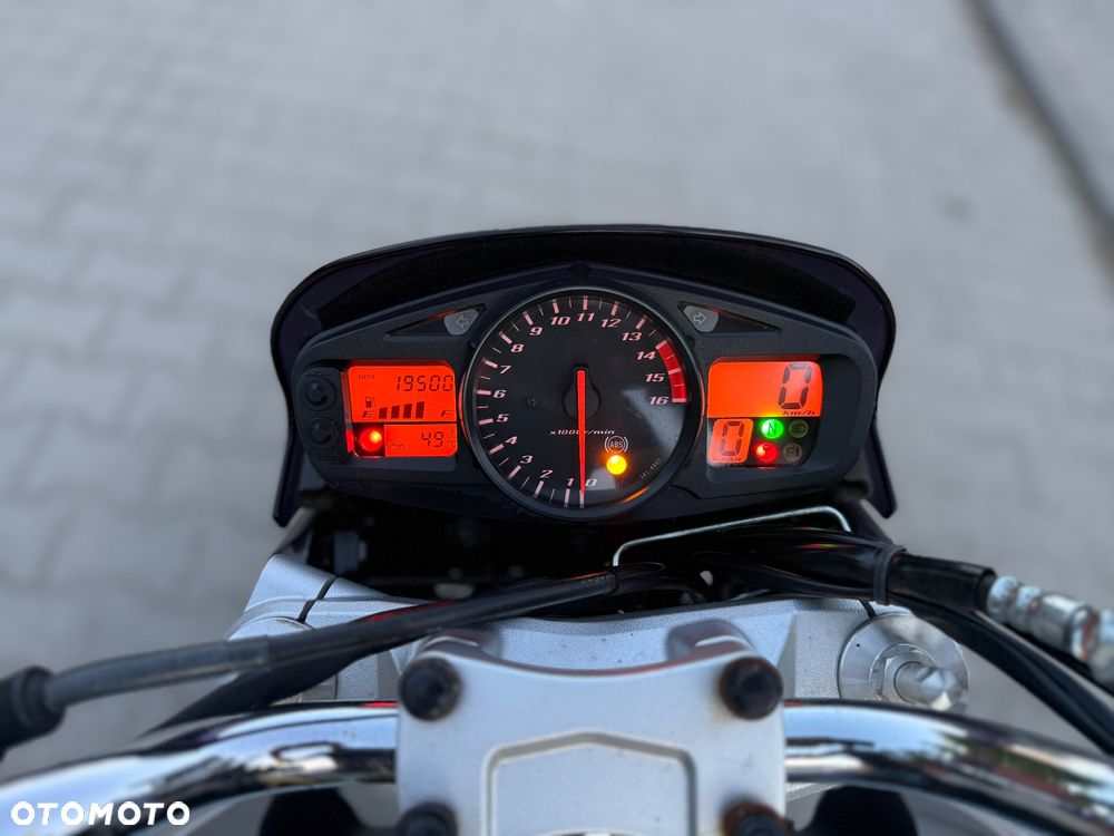 Suzuki GSR - 26