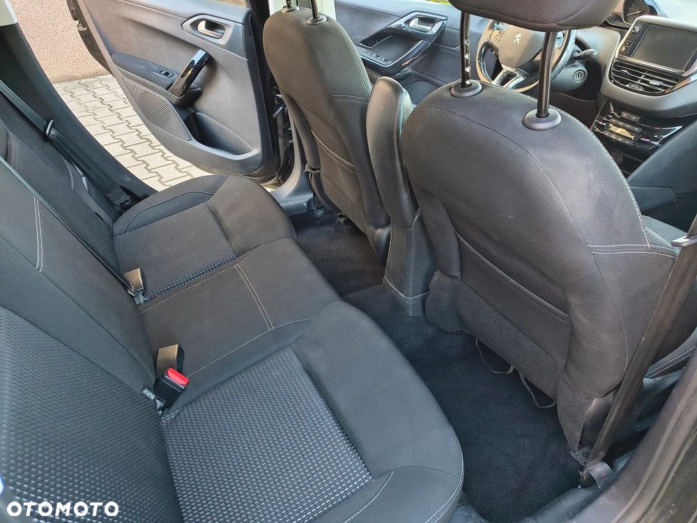 Peugeot 208 - 17