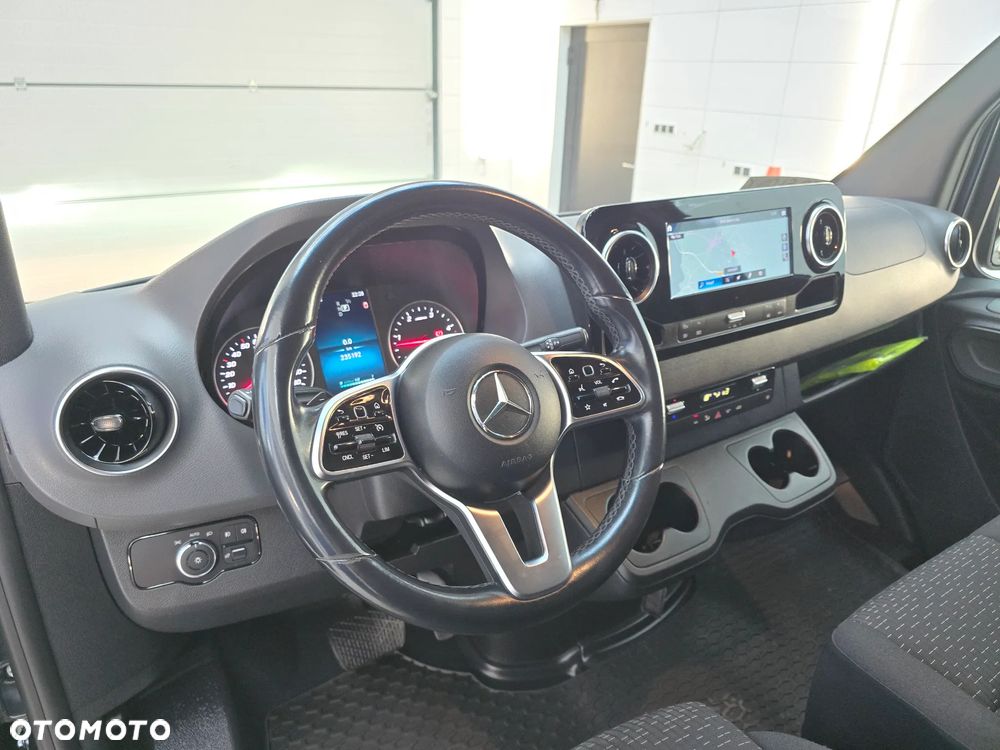 Mercedes-Benz SPRINTER 319 3.0 V6 CDI AUTOMAT 4,40Cm Długi SERWIS ASO MERCEDES-BENZ DO OSTATNIEGO km SALON PL FUL LED HIGH PERFORMANCE MBUX z ekranem dotykowym 10,25 cali SIEDZENIE KIEROWCY KOMFORTOWE, HYDRAULICZNE RESOROWANE PODGRZEWANA SZYBA PRZEDNIA TEMPOMAT KAMERA COFANIA LAKIER METALIK - 25