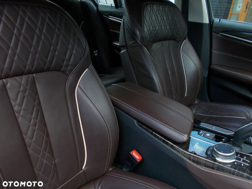 BMW Seria 5 530i GPF xDrive Luxury Line sport - 11