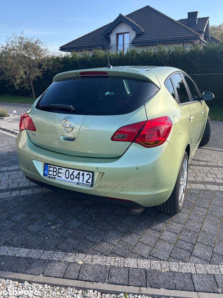 Opel Astra 2011 photo 4
