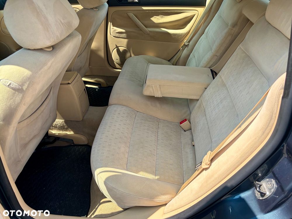 Volkswagen Passat 1.9 TDI Comfortline Family - 22