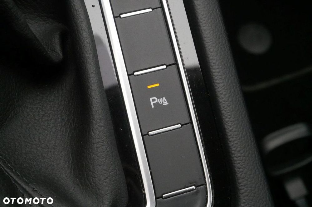 Volkswagen Passat Variant 2.0 TSI Business DSG - 18