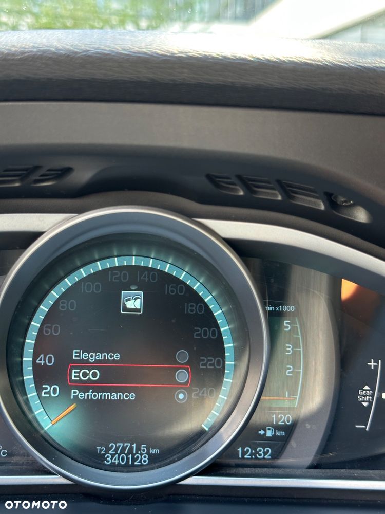 Volvo V40 D4 R-Design - 17