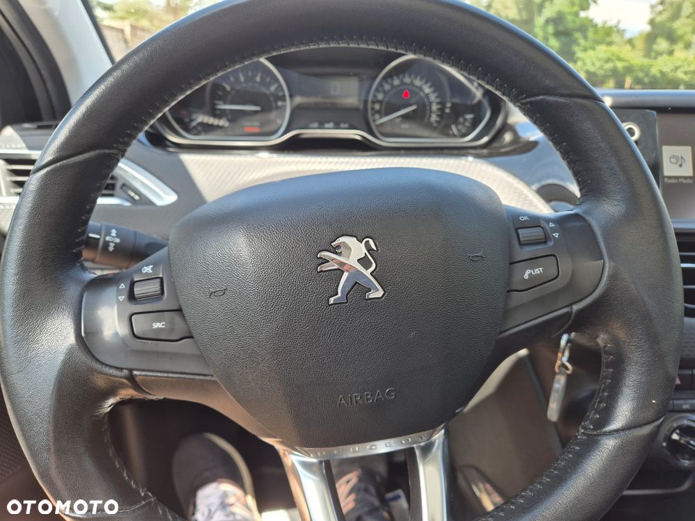 Peugeot 2008 1.2 Pure Tech GPF Allure S&S EAT6 - 23