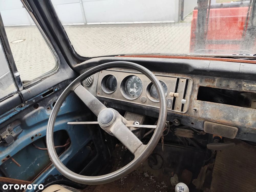 Volkswagen bus - 4