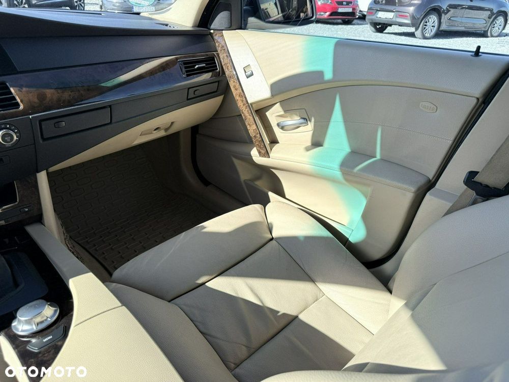 BMW Seria 5 525d - 12