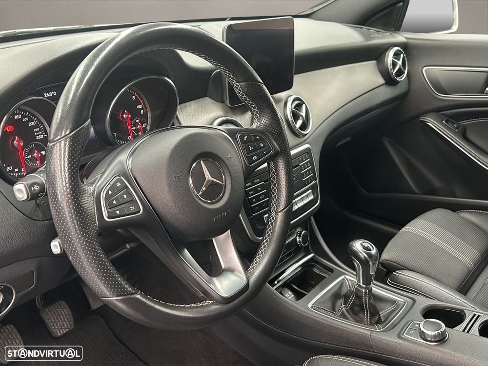 Mercedes-Benz CLA 180 d Shooting Brake - 10