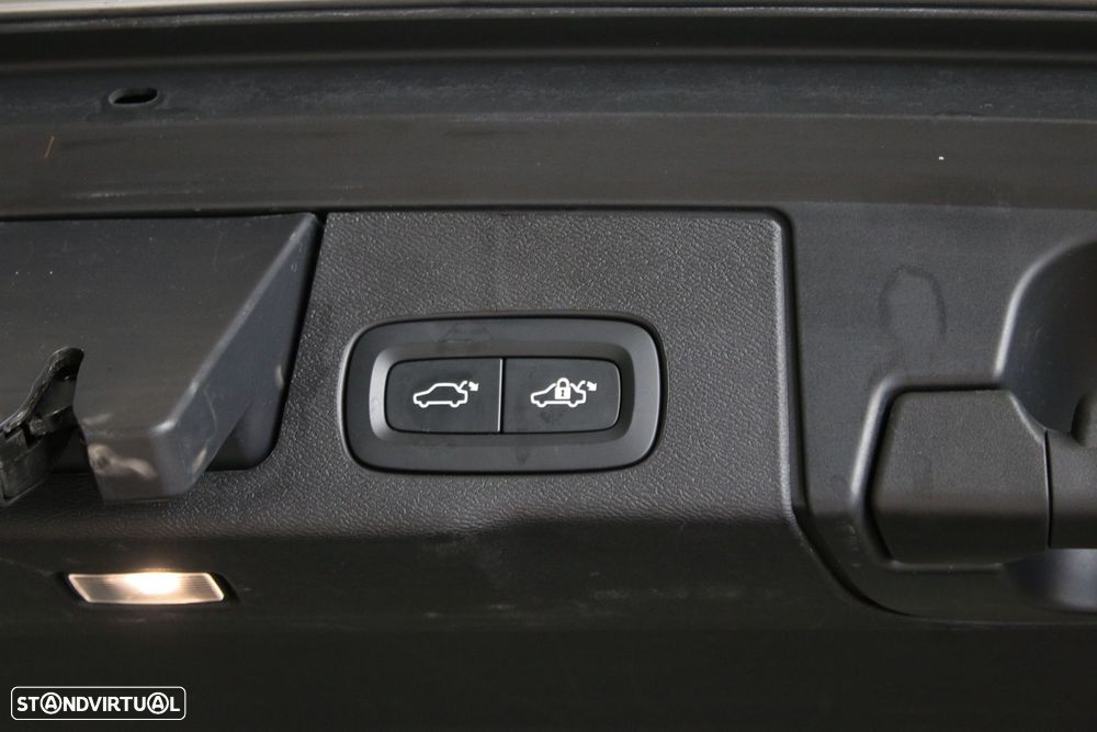 Volvo XC 60 2.0 T6 PHEV Plus Dark AWD — fotografia 32