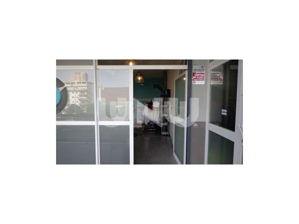 Loja/Escritório na Rua Marcelino Mesquita, em Linda-a-Velha - Grande imagem: 3/7