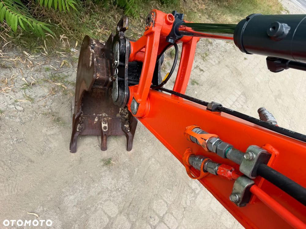 Kubota U55-4. koparka Gąsienicowa 5,5 tony. 2016 rok. 3700 mtg! KLIMATYZACJA. Długie ramie plus! 3sekcje Hydrauliczne. zamki na tłokach. Koparka Jak nówka sztuka. Zadbana zero zużycia. Z gospodarstwa Norweskiego. Zmiana łyżek Hydrauliczna. LENHOFF. Ani deka luzów wycieków. Szybka wolna jazda. Gąski perfekt stan. OKAZJA TANIO. Aktualna Dekra. Po serwisach eksploatacyjnych. Mocny silnik Kubota 4 cylindry! Zamki na tłokach. Nagłośnienie Wielka Okazja - 19