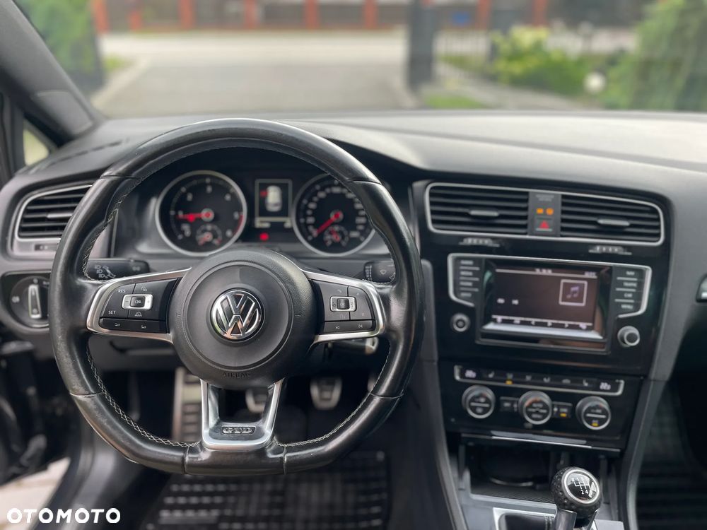 Volkswagen Golf - 37