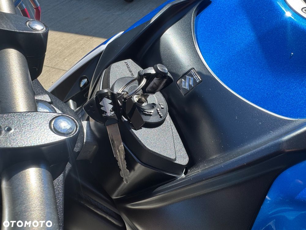 Suzuki GSR - 17